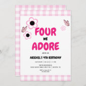 Vier we zijn blij met de vierde meisjesroze verjaa kaart (Voorkant / Achterkant)