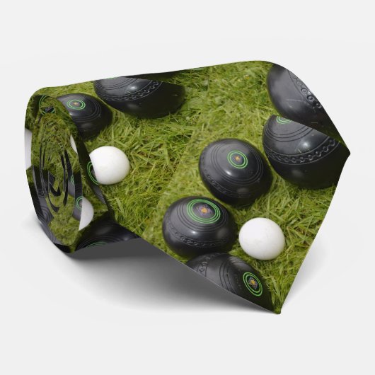 Vier zwarte koffers en Jack, Stropdas (Opgerold)