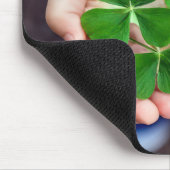 Vierbladige klavertjes in kleine handen muismat (Hoek)