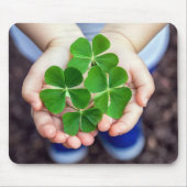 Vierbladige klavertjes in kleine handen muismat (Voorkant)