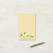 Vierbladklaver gras, ladybug en dragonfly post-it® notes (Op bureau)