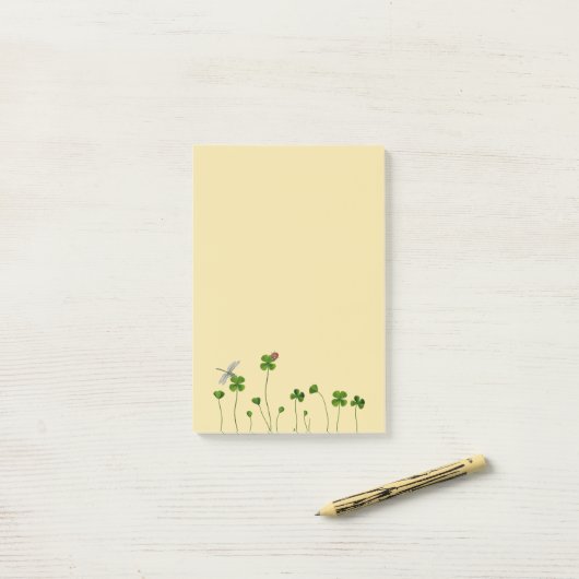 Vierbladklaver gras, ladybug en dragonfly post-it® notes (Op bureau)