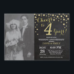Vierde Jubileum Chalkboard Black en Gold Kaart<br><div class="desc">4de Jubileum van de Wedding met douanefoto. Chalkboard Black and Gold Invitation. Jubileum voor de bruiloft. Chalkboard Black en Gold Glitter Diamond Background Gold Confetti. Volwassen verjaardag. Vrouw of Man Man Birthday Party. Voor verdere aanpassing, te klikken gelieve de knoop "van de Aanpassing het"en ons ontwerphulpmiddel te gebruiken om deze...</div>