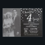 Vierde Jubileum Chalkboard Black Silver Kaart<br><div class="desc">4de Jubileum van de Wedding met douanefoto. Chalkboard Black en Silver Invitation. Jubileum voor de bruiloft. Chalkboard Black en Silver Glitter Diamond Background Zilveren Confetti. Volwassen verjaardag. Vrouw of Man Man Birthday Party. Voor verdere aanpassing, te klikken gelieve de knoop "van de Aanpassing het"en ons ontwerphulpmiddel te gebruiken om deze...</div>