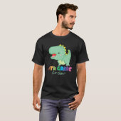 Vierde klas van het personeel van de klas de dinos t-shirt (Voorkant volledig)