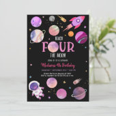 Vierde verjaardag roze meisjesastronaut buitenruim kaart (Staand voorkant)