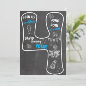 Vierde verjaardag van het blauwe bord van de jonge kaart (Staand voorkant)