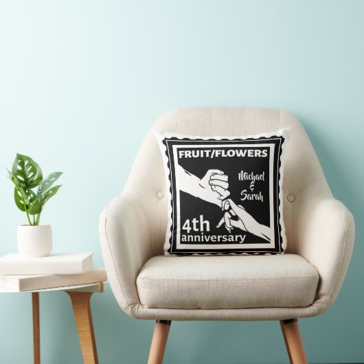 Vierde verjaardag van het huwelijk met romantische kussen (Stoel)