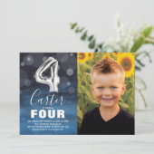 Vierde verjaardag Zilveren ballon | Blauwe fotopar Kaart (Staand voorkant)