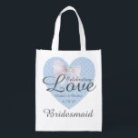 Vieren liefde romantisch blauw hart bruidsmeisje boodschappentas<br><div class="desc">Traditioneel romantisch design. Een blauw hartpatroon met een kanten witte boog bovenop. Vieren van Liefde is geschreven over het hart en de buiging. Dan de bruid en bruidegom voornamen met de datum van de bruiloft. De titel van het bruidsmeisje staat hieronder. Alle tekst kan eenvoudig worden gewijzigd. U kunt ook...</div>