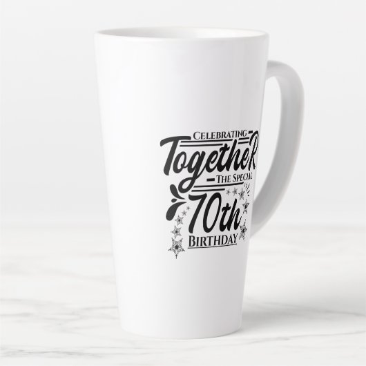 viering van de 70e verjaardag latte mok (Rechterhoek)