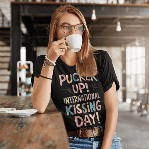 Viering van de internationale zoendag t-shirt