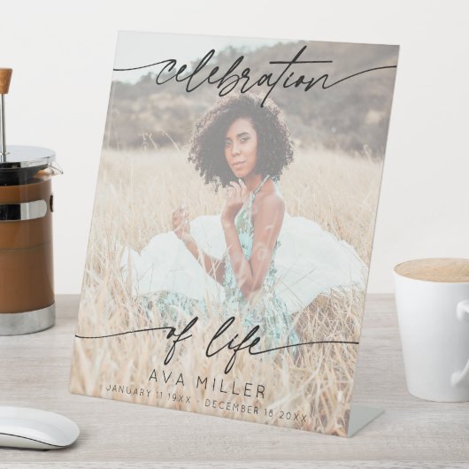 Viering van Life Script begrafenisfoto | Wit Reclamebord Met Voetstuk (Insitu)