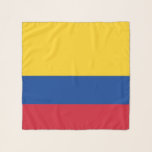 Vierkante sjaal met vlag van Colombia<br><div class="desc">Voeg een vleugje Colombiaanse flair toe aan uw accessoire-collectie met onze exclusieve vierkante sjaal met de vlag van Colombia! Deze vierkante sjaal is met zorg vervaardigd en is meer dan alleen een stijlvol accessoire; het is een levendige viering van het Colombiaanse erfgoed en culturele trots. Het opvallende ontwerp toont prominent...</div>