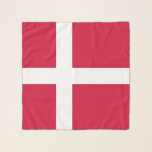 Vierkante sjaal met vlag van Denemarken<br><div class="desc">Voeg een vleugje Deense elegantie toe aan je garderobe met onze vierkante sjaal met de vlag van Denemarken! Deze veelzijdige sjaal is niet alleen een mode accessoire; het is een stijlvolle weergave van uw bewondering voor Denemarken. Het levendige ontwerp toont de iconische Deense vlag, waardoor het een uniek statement is...</div>