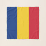 Vierkante sjaal met vlag van Roemenië<br><div class="desc">Voeg een vleugje Roemeense trots toe aan je garderobe met onze exclusieve vierkante sjaal met de vlag van Roemenië! Deze sjaal is gemaakt met nauwgezette aandacht voor detail en is meer dan alleen een modieus accessoire; het is een viering van het erfgoed en de culturele trots van Roemenië. Het levendige...</div>