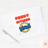 vierkante sticker "PESKY CITIZEN" (Envelop)