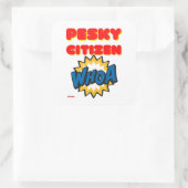 vierkante sticker "PESKY CITIZEN" (Tas)