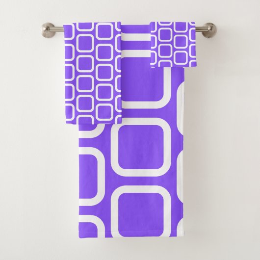 Vierkanten in witte en violette werpkussen bad handdoek (Insitu)