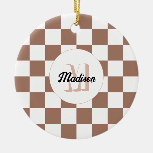 Vierkantjes mocha bruin wit retro Monogram Keramisch Ornament (Voorkant)