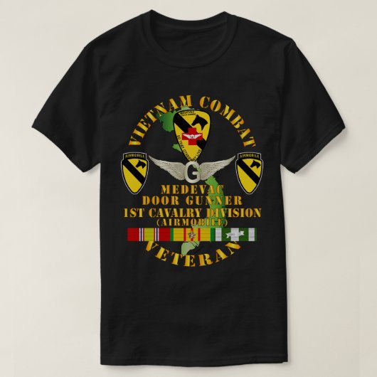 Vietnam Combat Veteran Medevac Door Gunner w 1st C T-shirt (Design voorkant)