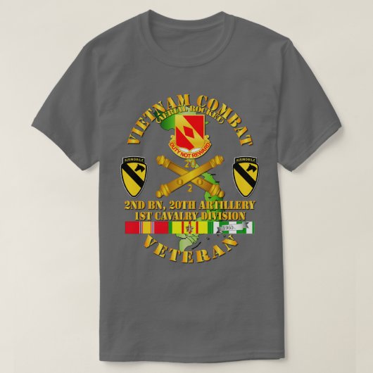 Vietnam Combat Veteran w 2nd Bn 20th Artillery DUI T-shirt (Design voorkant)