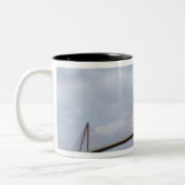 Vietnam, Ho Chi Minh City, ook bekend als Saigon). Tweekleurige Koffiemok (Links)