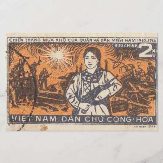 Vietnamese postzegel met een gewapend meisje 1966 briefpapier (Voorkant)