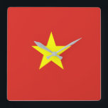 Vietnamese vlag vierkante klok<br><div class="desc">De Vietnamese vlag is een ster op een veld. De gebruikte kleuren in de vlag zijn rood,  geel. Het aandeel van de Vietnamese vlag is 2:3. De vlag van Vietnam werd in 1945 aangenomen.</div>