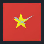 Vietnamese vlag vierkante klok<br><div class="desc">De Vietnamese vlag is een ster op een veld. De gebruikte kleuren in de vlag zijn rood,  geel. Het aandeel van de Vietnamese vlag is 2:3. De vlag van Vietnam werd in 1945 aangenomen.</div>