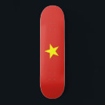 Vietnamese vlag (Vietnam) Persoonlijk Skateboard<br><div class="desc">Dit ontwerp is voorzien van de nationale vlag van Vietnam (officieel bekend als de Socialistische Republiek Vietnam), een land in Zuidoost-Azië. Het is het meest oostelijke land op het Indochinese schiereiland. Vietnam heeft landgrenzen met China naar het noorden, en Laos en Cambodja naar het westen. Vietnam heeft ook zeegrenzen met...</div>