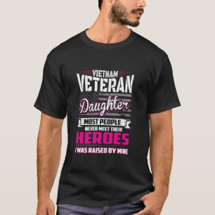 Viëtteran dochter opgevoed door mijn Hero T-shirt