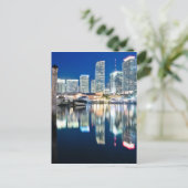 View of skyline met reflectie in water, Miami Briefkaart (Staand voorkant)