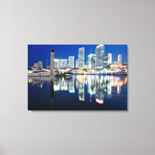 View of skyline met reflectie in water, Miami Canvas Afdruk (Voorkant)