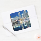 View of skyline met reflectie in water, Miami Vierkante Sticker (Envelop)