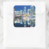 View of skyline met reflectie in water, Miami Vierkante Sticker (Tas)