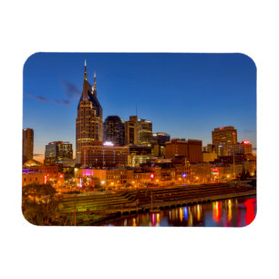 View of the city skyline at dusk magneet