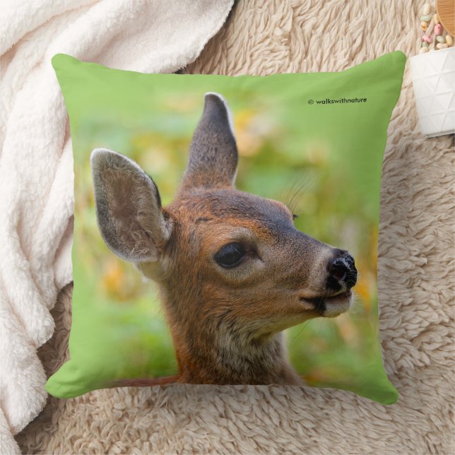 Vignetted Portret of Smiling Blacktail Deer Fawn Kussen (Deken)