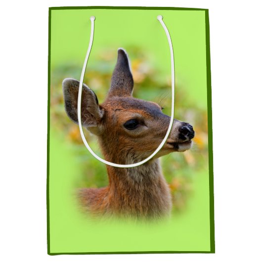 Vignetted Portret of Smiling Blacktail Deer Fawn Medium Cadeauzakje (Voorkant)