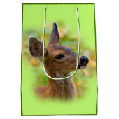 Vignetted Portret of Smiling Blacktail Deer Fawn Medium Cadeauzakje (Achterkant)