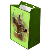 Vignetted Portret of Smiling Blacktail Deer Fawn Medium Cadeauzakje (Achterkant Gekanteld)