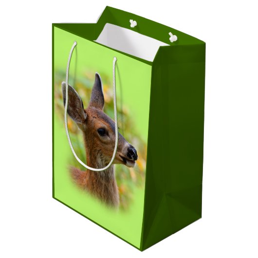 Vignetted Portret of Smiling Blacktail Deer Fawn Medium Cadeauzakje (Achterkant Gekanteld)