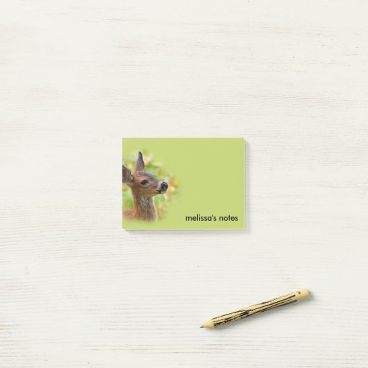Vignetted Portret of Smiling Blacktail Deer Fawn Post-it® Notes (Op bureau)