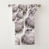 Vignetted Portret van een Inquisitive Saker Falcon Bad Handdoek (Insitu)