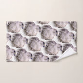 Vignetted Portret van een Inquisitive Saker Falcon Bad Handdoek (Handdoek)