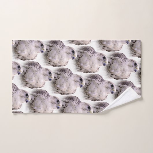 Vignetted Portret van een Inquisitive Saker Falcon Bad Handdoek (Handdoek)