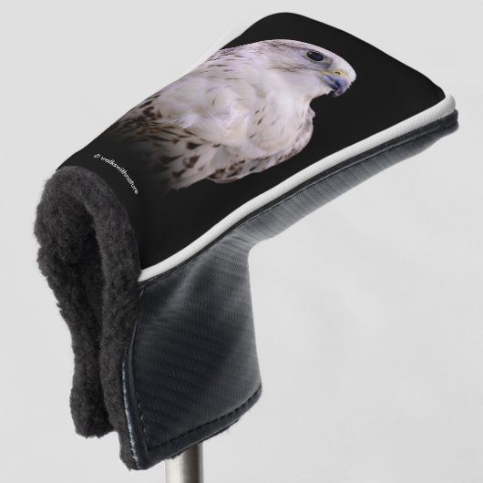 Vignetted Portret van een Inquisitive Saker Falcon Golfheadcover (3/4 voorkant)