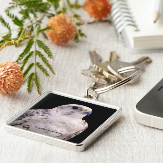 Vignetted Portret van een Inquisitive Saker Falcon Sleutelhanger (Zijkant)