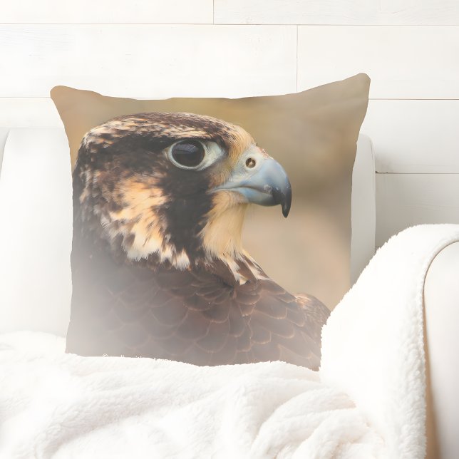 Vignetted Profile of a Peregrine Falcon Kussen (Vignetted Profile of a Peregrine Falcon Throw Pillow on Couch Cover Photo)