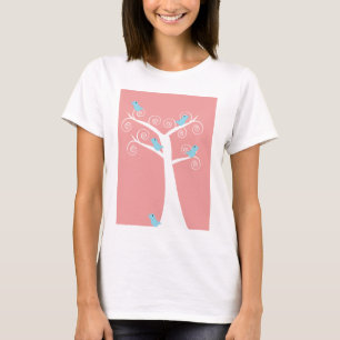 Vijf blauwe vogels in een roze boom t-shirt